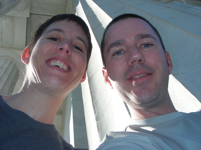 DSCN3005.gif - At the Lincoln Memorial (Oct '08)